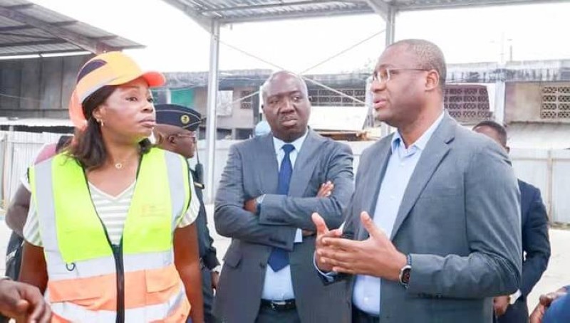 Le ministre des Ressources animales et halieutiques, Sidi Touré, accompagné du premier adjoint au maire de Yopougon, Yaya Doumbia, le 25/09/2026 à Yopougon. (Ph: AIP)